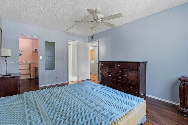 Building Photo - 3083 N Oakland Forest Dr