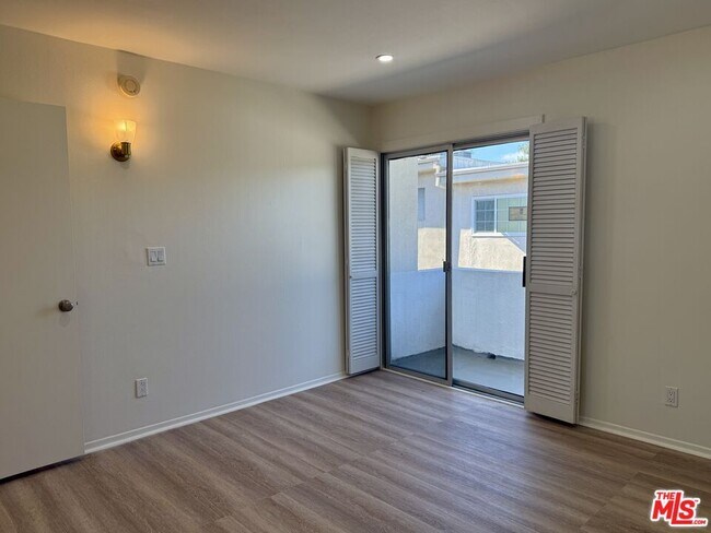 Building Photo - 5320 Zelzah Ave