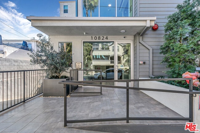 Building Photo - 10824 Blix St