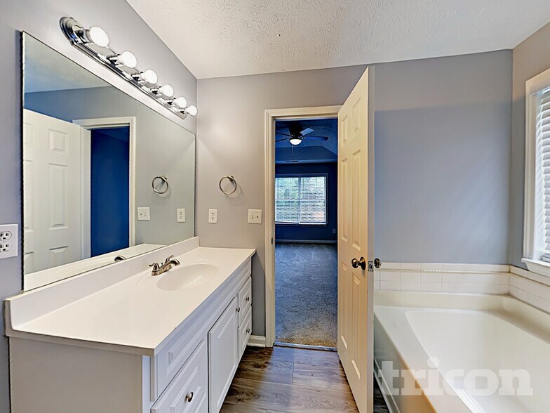 Building Photo - 1185 Mercury Dr SE