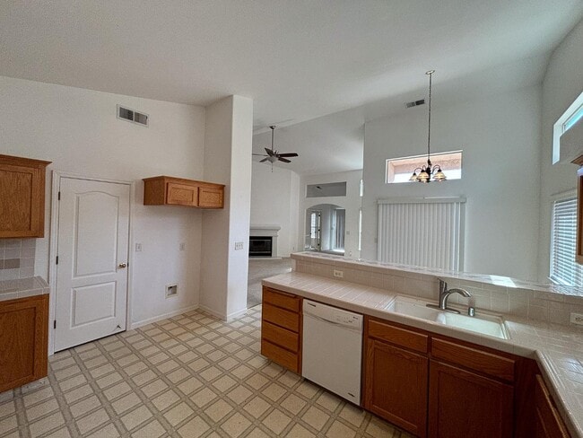 Building Photo - 87 N Helm Ave