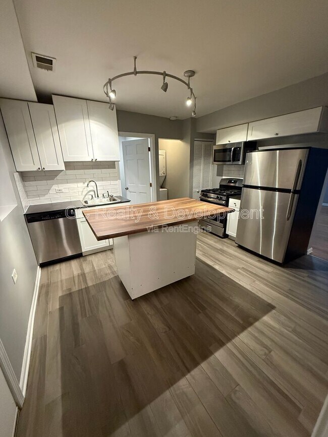 Building Photo - 3266 W Wrightwood Ave