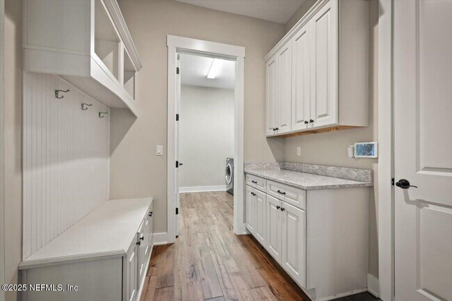 Building Photo - 305 Seahill Dr
