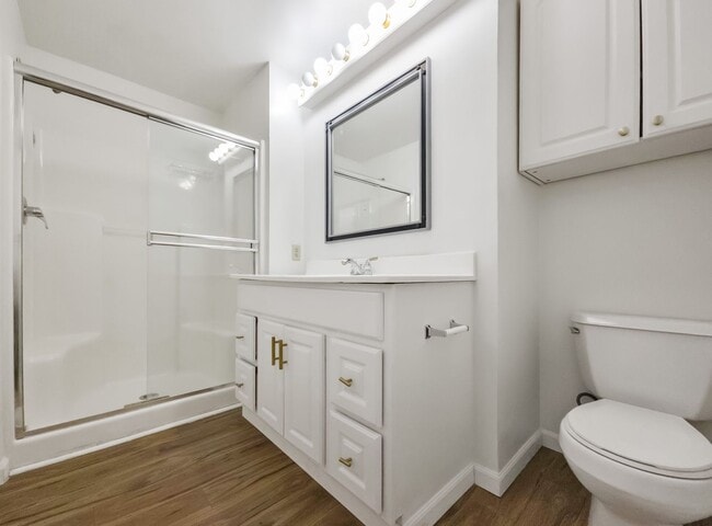Building Photo - New Kitchen!! Beautiful family home w/extr...