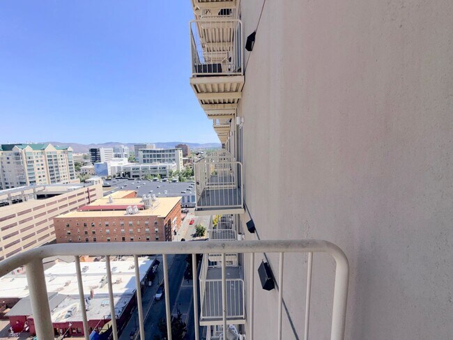 Building Photo - Riverwalk Tower 2 Bedroom Condo - 2 Parking Spaces/Private Laundry