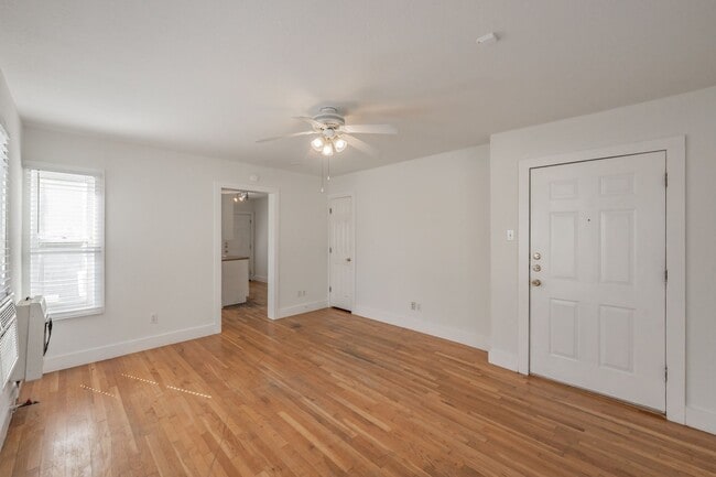 Building Photo - Efficiency apartment in the Historical Fairmount District!