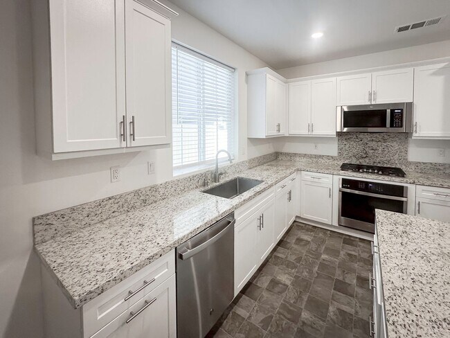 Building Photo - Beautiful Newer Construction,Townhome, 3 Bedroom / 2 Bathroom Home FOR RENT
