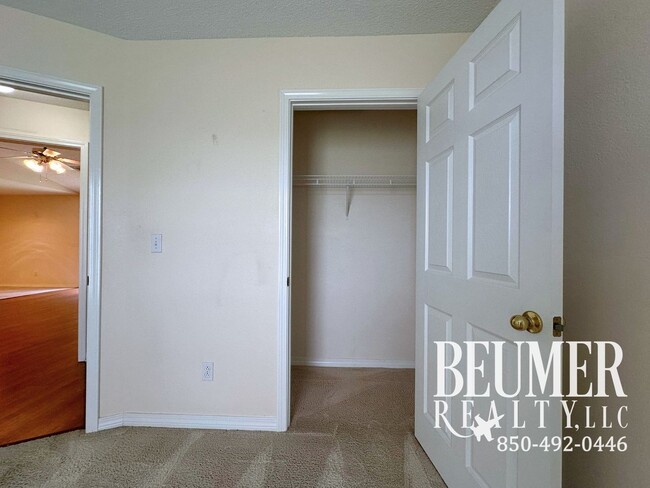 Building Photo - Charming 3-Bedroom Home in Lake Cook Estat...