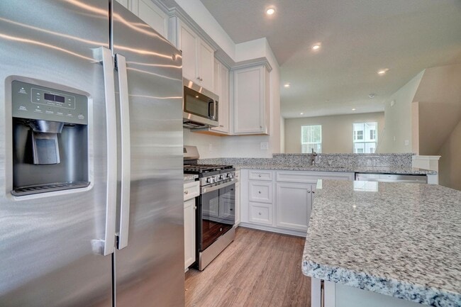 Building Photo - 2 bedroom townhome in Portsmouth