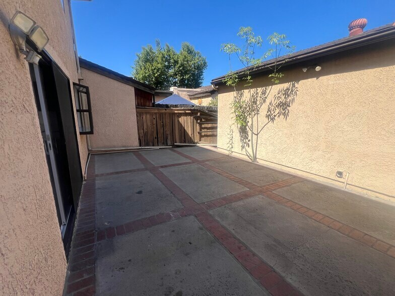 Building Photo - 8470 Winnetka Ave