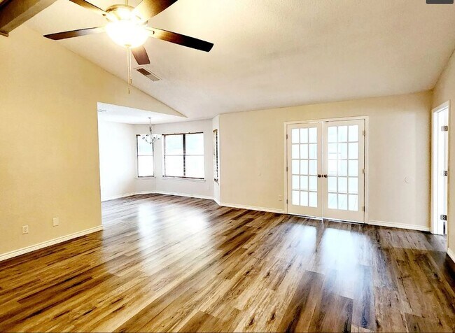 Building Photo - Available Now! 3 Bed 2 Bath