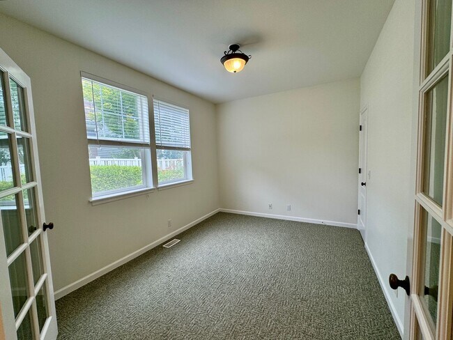 Building Photo - Desirable Poulsbo Place cottage...now avai...