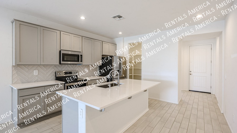 Building Photo - 15689 W Woodlands Ave