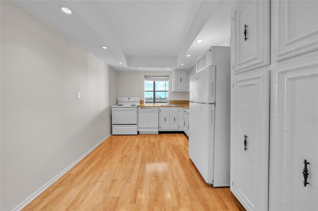 Building Photo - 1000 Parkview Dr