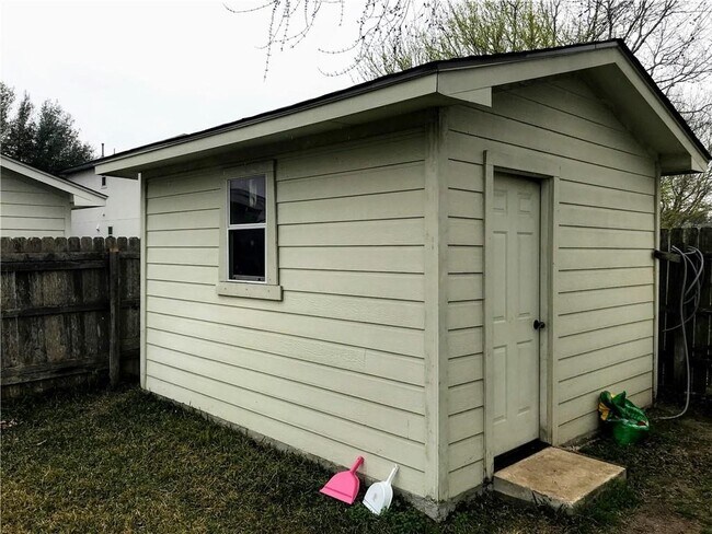 Building Photo - 15117 Bigelow Dr