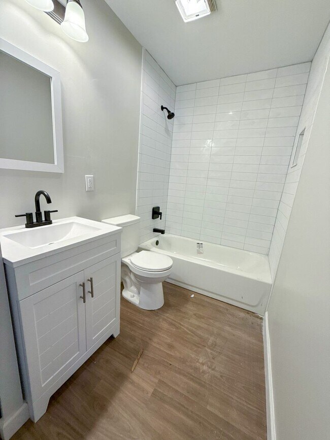 Building Photo - Move-In Ready Columbus Home Featuring Mode...