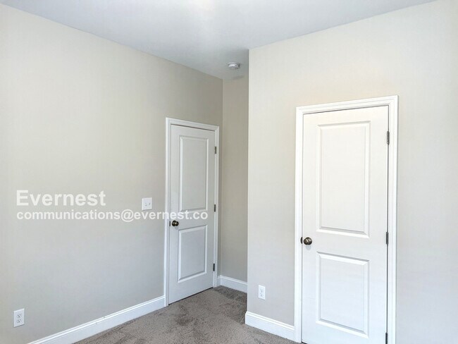 Building Photo - 102 River Pointe Dr