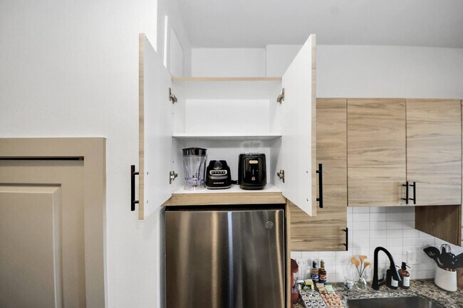 Building Photo - 1111 Shepherd Dr