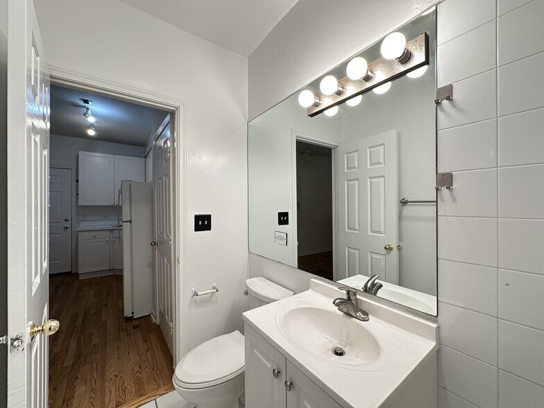 Building Photo - 922 W Dakin St