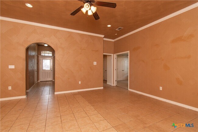 Building Photo - 305 Hedy Dr