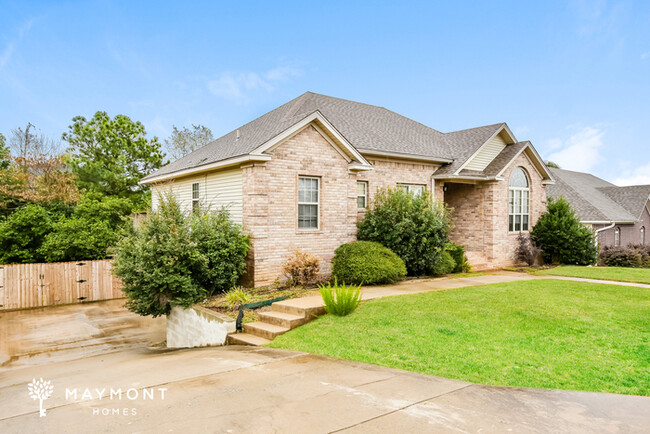 Building Photo - Gorgeous 3 Bedroom Home