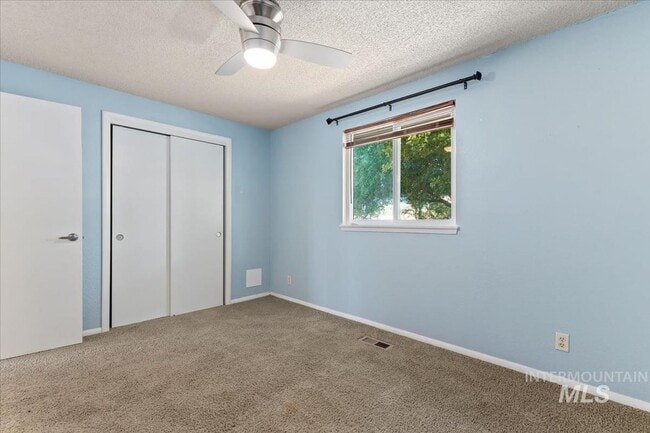 Building Photo - Updated Kuna Home with Private Backyard