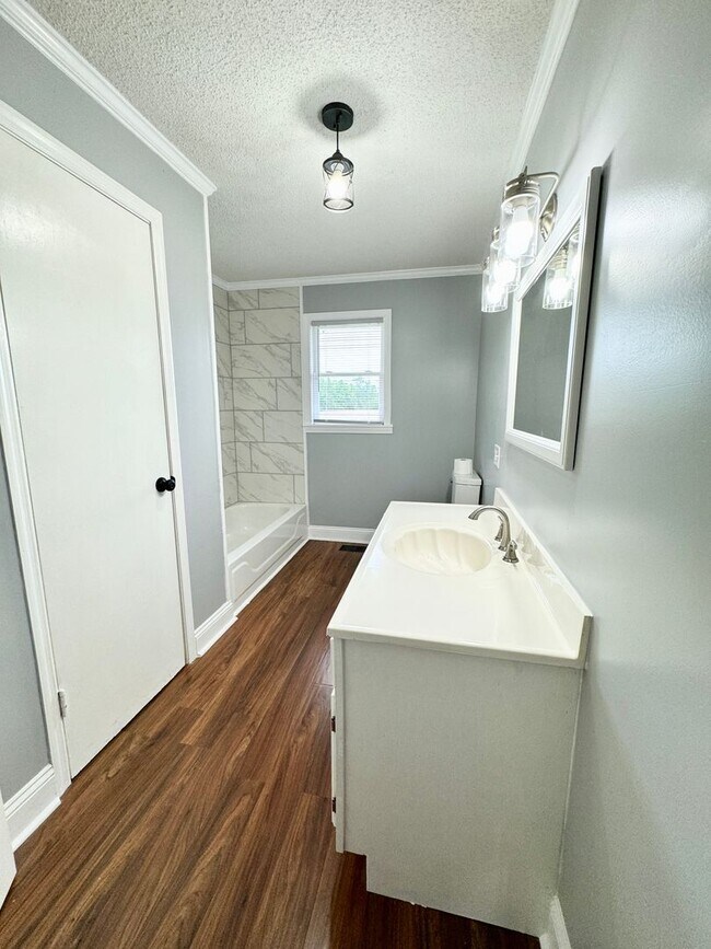 Building Photo - Move in ready! Fully Renovated with attent...
