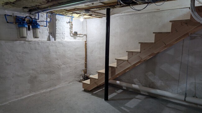 Building Photo - 581 Kearsarge Way