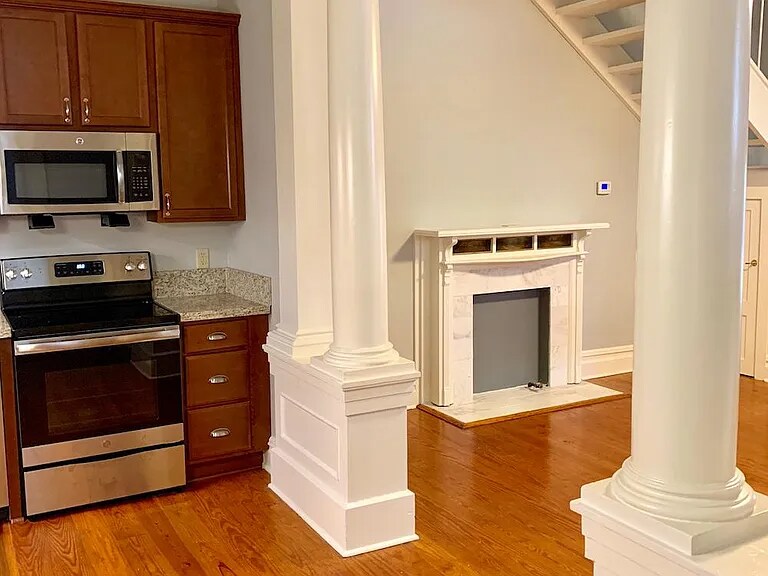 Building Photo - 401 E 10th St