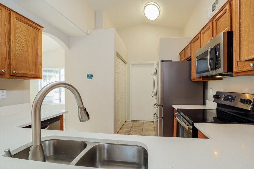 Building Photo - 2214 E Aire Libre Ave