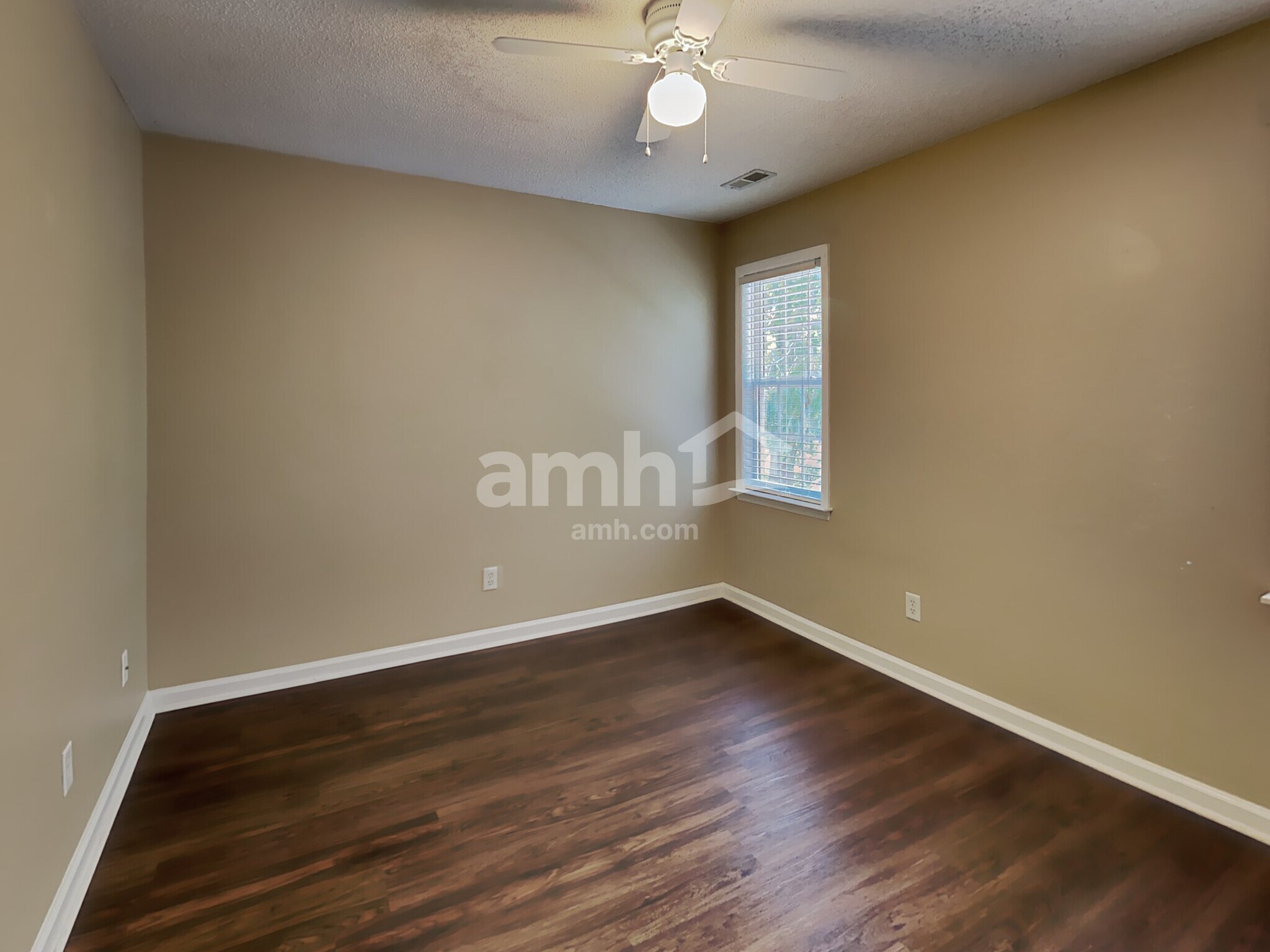 Building Photo - 1609 Middle Ridge Dr