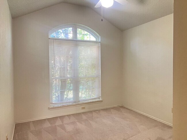 Building Photo - 2405 Creek Dr