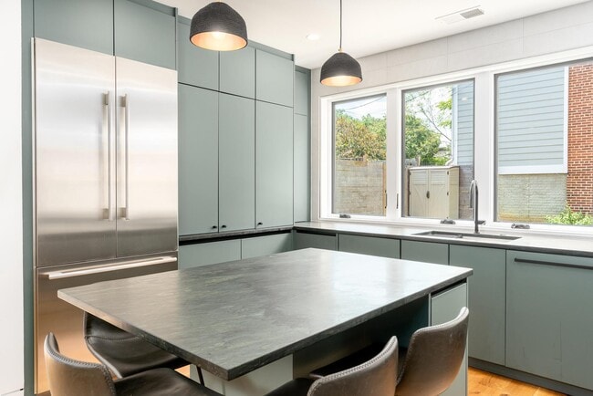 Building Photo - 103 17th St SE