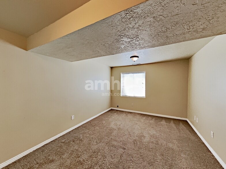 Building Photo - 6432 S High Bluff Dr