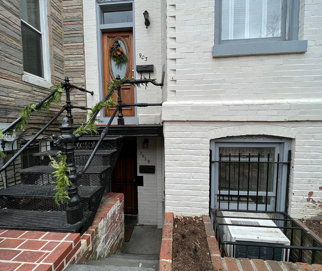Building Photo - 903 C St NE