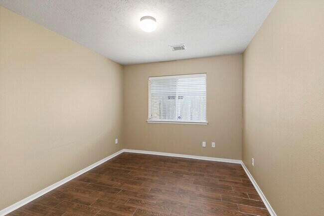 Building Photo - 3403 Cypress Village Dr