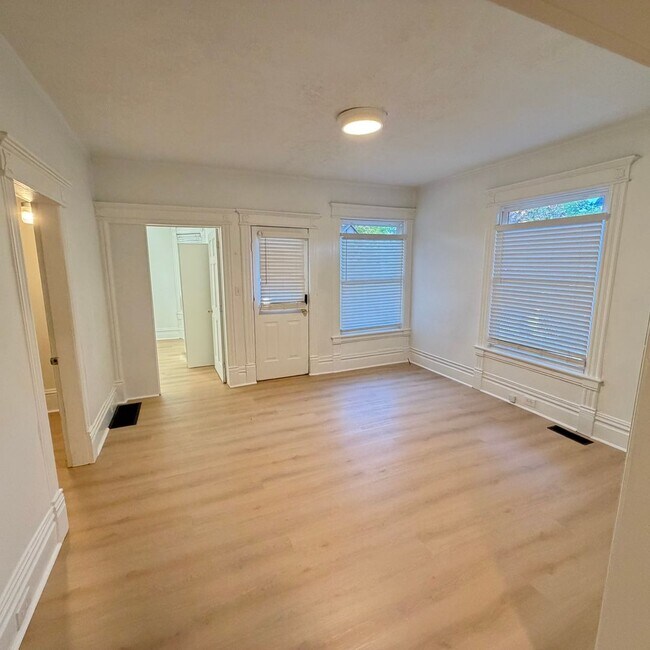 Building Photo - Large 3 bedroom home with a den!