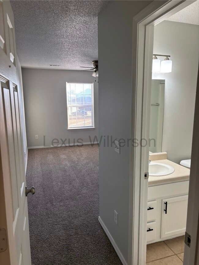 Building Photo - 3505 SW Victoria Pl