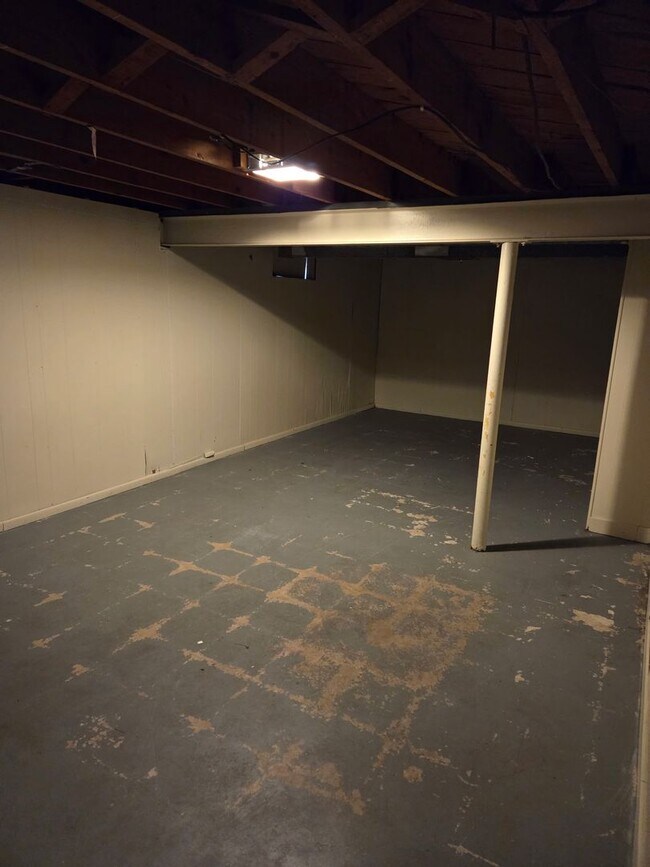 Building Photo - Large 4-Bedroom Single Family Home, Quiet Neighborhood. Available January 1st!