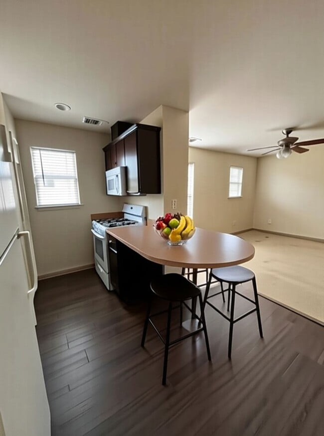 Building Photo - 1bed/1bath Garage Apartment