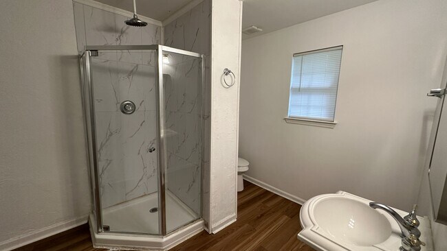 Building Photo - Recently Updated 3/2 Newer Kitchen, Deck &...