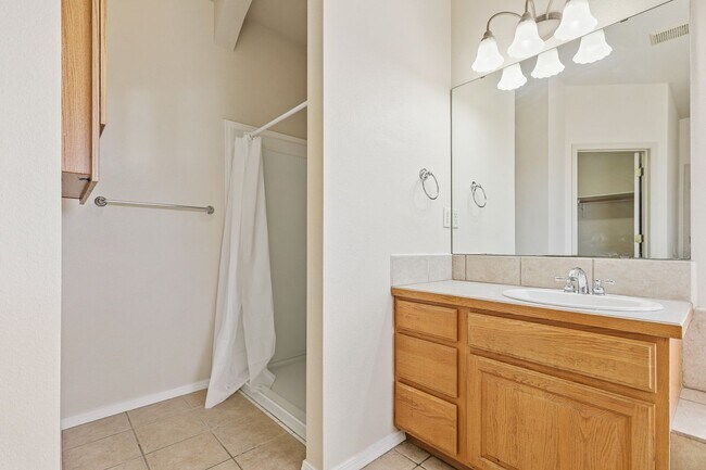 Building Photo - Conveniently Located 4 Bedroom 2 Bath Home