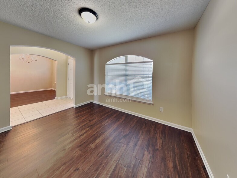 Building Photo - 705 Waterlily Way