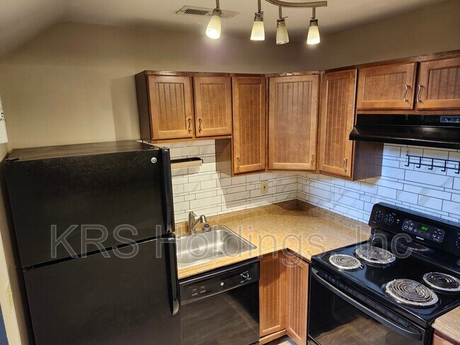 Building Photo - 1305 Bradley Dr