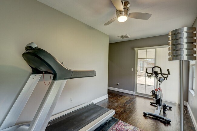 Building Photo - Luxury home in Oak Tree Park with a pool/tennis court/playground/walking trails - Edmond North Hi...