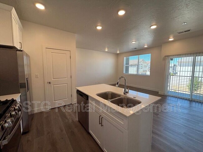 Building Photo - 5801 S Garnet Dr