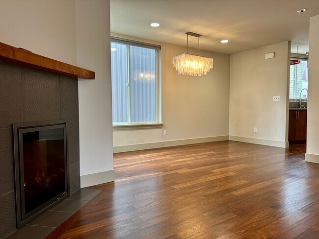 Building Photo - Enjoy pets and parking at this ideal townh...