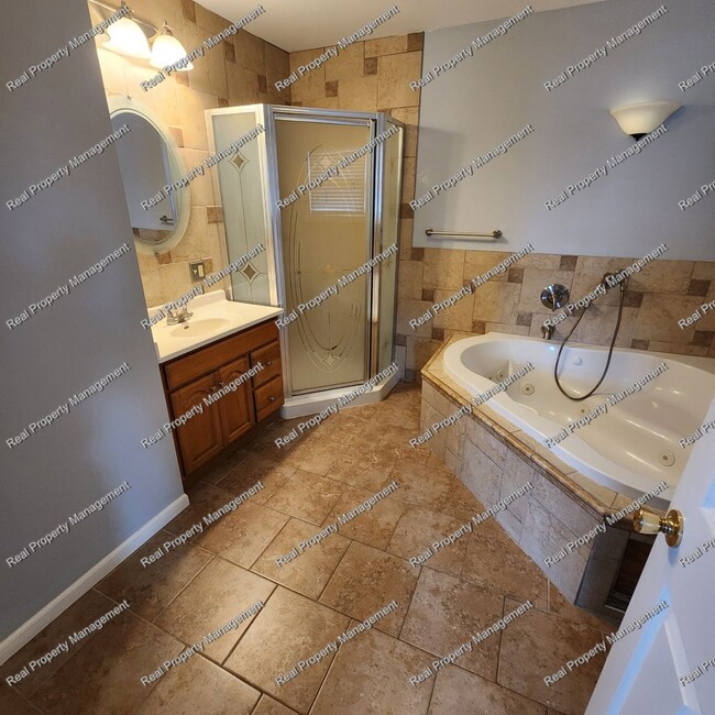 Building Photo - Updated Four Bedroom Hobart Ranch