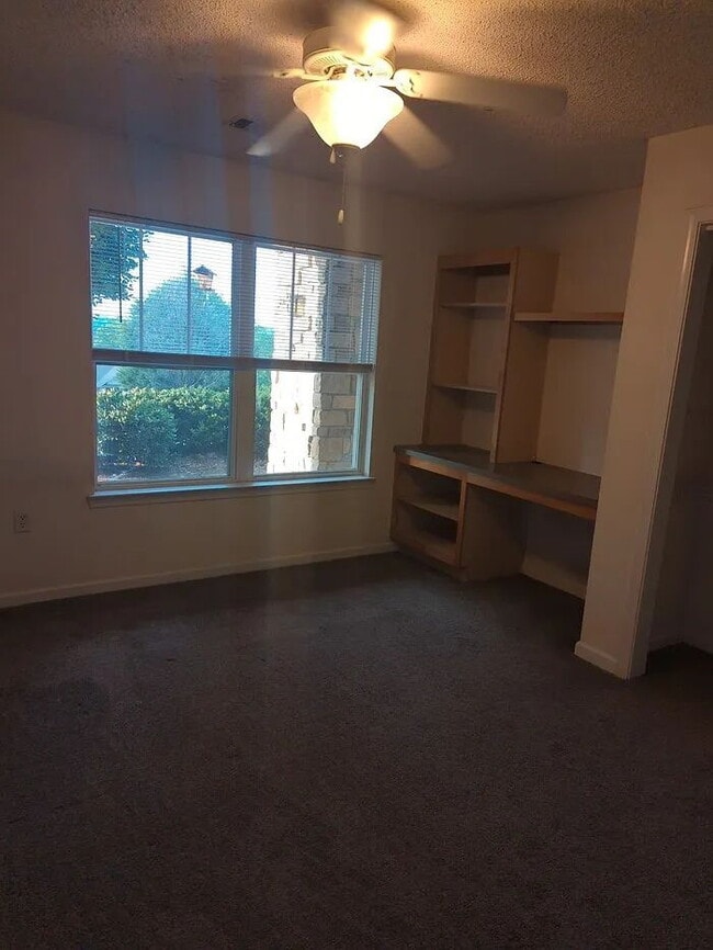 Building Photo - Single Room w/ Private Bathroom in Hart's Cove