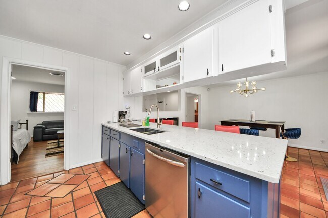 Building Photo - 5139 Beechnut St
